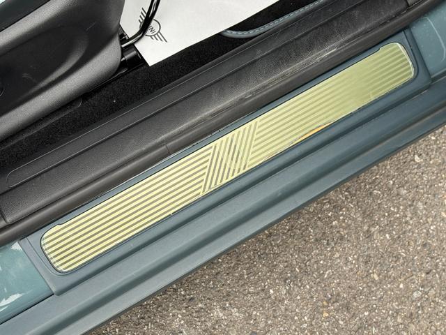 ＭＩＮＩ クーパーＳ　クラブマン　アントールド・エディション　ユアーズレザーセージグリーン　シートヒーター　タッチパネルモニター　アップルカープレイ　リヤカメラ　ワイヤレスチャージ　Ｂｌｕｅｔｏｏｔｈ　クルコン　Ｄアシスト　１８ＡＷ　当社下取車　１オーナ　禁煙車（52枚目）