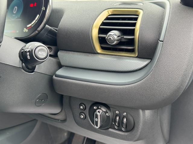 ＭＩＮＩ クーパーＳ　クラブマン　アントールド・エディション　ユアーズレザーセージグリーン　シートヒーター　タッチパネルモニター　アップルカープレイ　リヤカメラ　ワイヤレスチャージ　Ｂｌｕｅｔｏｏｔｈ　クルコン　Ｄアシスト　１８ＡＷ　当社下取車　１オーナ　禁煙車（53枚目）