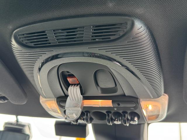 ＭＩＮＩ クーパーＳ　クラブマン　アントールド・エディション　ユアーズレザーセージグリーン　シートヒーター　タッチパネルモニター　アップルカープレイ　リヤカメラ　ワイヤレスチャージ　Ｂｌｕｅｔｏｏｔｈ　クルコン　Ｄアシスト　１８ＡＷ　当社下取車　１オーナ　禁煙車（57枚目）