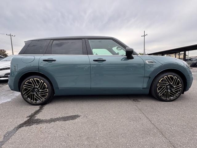 ＭＩＮＩ クーパーＳ　クラブマン　アントールド・エディション　ユアーズレザーセージグリーン　シートヒーター　タッチパネルモニター　アップルカープレイ　リヤカメラ　ワイヤレスチャージ　Ｂｌｕｅｔｏｏｔｈ　クルコン　Ｄアシスト　１８ＡＷ　当社下取車　１オーナ　禁煙車（66枚目）