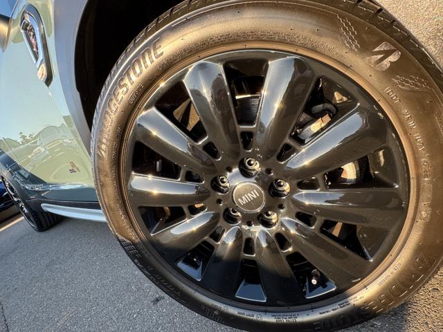 ＭＩＮＩ クパＳＤクロスオバオル４プレミアム＋Ｐクラシクトリム　茶革　シートヒーター　ＡＣＣ　Ｄアシスト　タッチパネルナビ　リヤカメラ　アップルカープレイ　ワイヤレスチャージ　Ｂｌｕｅｔｏｏｔｈ　ピクニックベンチ　電動リヤゲート　１８ＡＷ　１オーナ　禁煙車（10枚目）