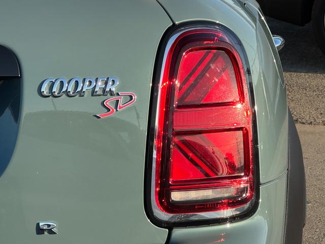 ＭＩＮＩ クパＳＤクロスオバオル４プレミアム＋Ｐクラシクトリム　茶革　シートヒーター　ＡＣＣ　Ｄアシスト　タッチパネルナビ　リヤカメラ　アップルカープレイ　ワイヤレスチャージ　Ｂｌｕｅｔｏｏｔｈ　ピクニックベンチ　電動リヤゲート　１８ＡＷ　１オーナ　禁煙車（12枚目）