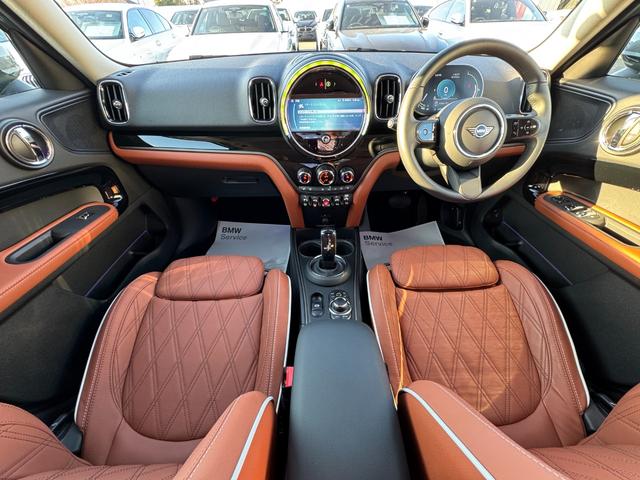 ＭＩＮＩ クパＳＤクロスオバオル４プレミアム＋Ｐクラシクトリム　茶革　シートヒーター　ＡＣＣ　Ｄアシスト　タッチパネルナビ　リヤカメラ　アップルカープレイ　ワイヤレスチャージ　Ｂｌｕｅｔｏｏｔｈ　ピクニックベンチ　電動リヤゲート　１８ＡＷ　１オーナ　禁煙車（16枚目）