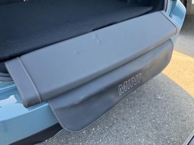 ＭＩＮＩ クパＳＤクロスオバオル４プレミアム＋Ｐクラシクトリム　茶革　シートヒーター　ＡＣＣ　Ｄアシスト　タッチパネルナビ　リヤカメラ　アップルカープレイ　ワイヤレスチャージ　Ｂｌｕｅｔｏｏｔｈ　ピクニックベンチ　電動リヤゲート　１８ＡＷ　１オーナ　禁煙車（80枚目）