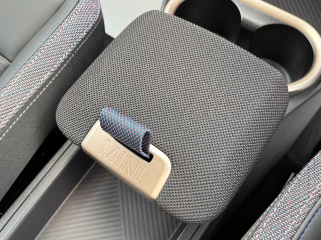 ＭＩＮＩ カントリーマンＣ　クラシック・トリム　Ｍパッケージ　ハーマンカードン　ヘッドアップＤ　ＡＣＣ　Ｄアシスト　タッチパネルナビ　全周囲カメラ　アップルカープレイ　１８ＡＷ　電動リヤゲート　電動シート　シートヒーター　ステアリングヒーター　禁煙（31枚目）