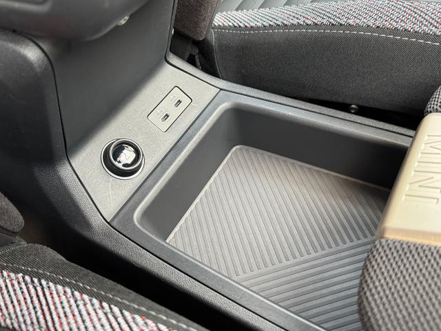 ＭＩＮＩ カントリーマンＣ　クラシック・トリム　Ｍパッケージ　ハーマンカードン　ヘッドアップＤ　ＡＣＣ　Ｄアシスト　タッチパネルナビ　全周囲カメラ　アップルカープレイ　１８ＡＷ　電動リヤゲート　電動シート　シートヒーター　ステアリングヒーター　禁煙（33枚目）