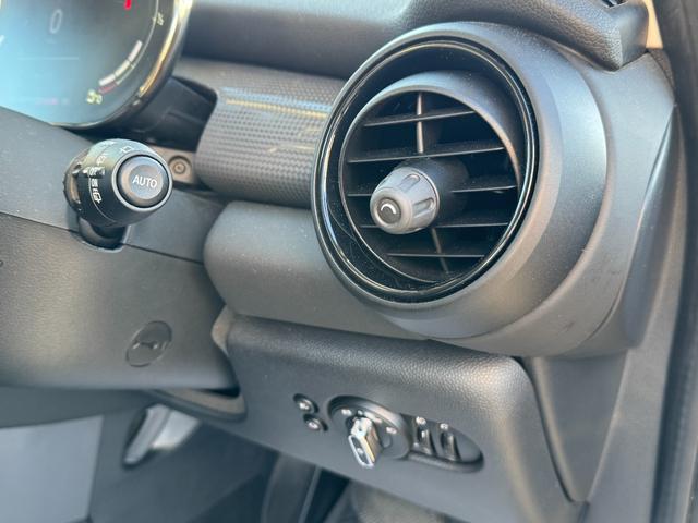 MINI クーパー デジタルPKG ペッパーPKG ヘッドアップD Dアシスト タッチパネルナビ リヤkメラ 15インチAW シートヒーター コンフォートアクセスLEDヘッドライト 1オーナー 禁煙車(44枚目)