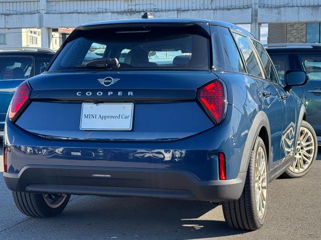 ＭＩＮＩ クーパーＣ　フェイバリット・トリム　ベスキン紺シート　シートヒーター　ステアリングヒーター　１７ＡＷ　ヘッドアップＤ　ＡＣＣ　Ｄアシスト　タッチパネルナビ　アップルカープレイ　リヤカメラ　ワイヤレスチャージ　Ｂｌｕｅｔｏｏｔｈ　ＥＴＣ（6枚目）