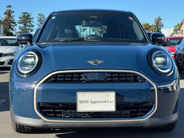 ＭＩＮＩ クーパーＣ　フェイバリット・トリム　ベスキン紺シート　シートヒーター　ステアリングヒーター　１７ＡＷ　ヘッドアップＤ　ＡＣＣ　Ｄアシスト　タッチパネルナビ　アップルカープレイ　リヤカメラ　ワイヤレスチャージ　Ｂｌｕｅｔｏｏｔｈ　ＥＴＣ（7枚目）