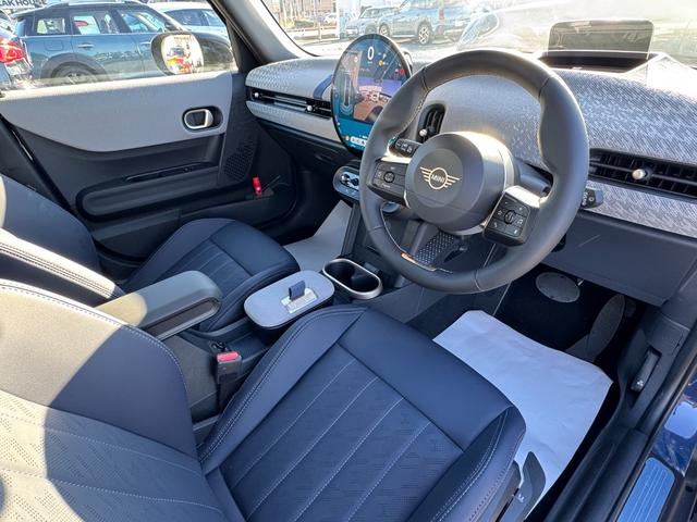 ＭＩＮＩ クーパーＣ　フェイバリット・トリム　ベスキン紺シート　シートヒーター　ステアリングヒーター　１７ＡＷ　ヘッドアップＤ　ＡＣＣ　Ｄアシスト　タッチパネルナビ　アップルカープレイ　リヤカメラ　ワイヤレスチャージ　Ｂｌｕｅｔｏｏｔｈ　ＥＴＣ（34枚目）