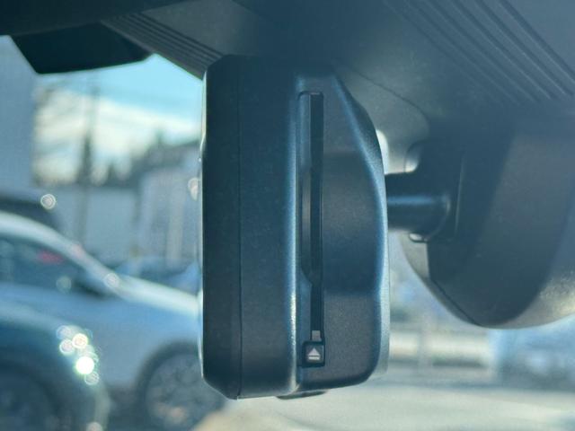 ＭＩＮＩ クーパーＣ　フェイバリット・トリム　ベスキン紺シート　シートヒーター　ステアリングヒーター　１７ＡＷ　ヘッドアップＤ　ＡＣＣ　Ｄアシスト　タッチパネルナビ　アップルカープレイ　リヤカメラ　ワイヤレスチャージ　Ｂｌｕｅｔｏｏｔｈ　ＥＴＣ（48枚目）