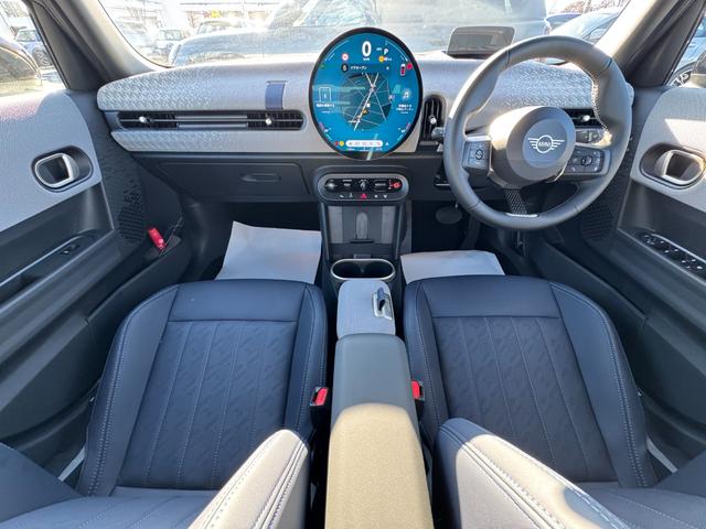 ＭＩＮＩ クーパーＣ　フェイバリット・トリム　ベスキン紺シート　シートヒーター　ステアリングヒーター　１７ＡＷ　ヘッドアップＤ　ＡＣＣ　Ｄアシスト　タッチパネルナビ　アップルカープレイ　リヤカメラ　ワイヤレスチャージ　Ｂｌｕｅｔｏｏｔｈ　ＥＴＣ（65枚目）