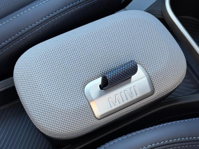 ＭＩＮＩ クーパーＣ　フェイバリット・トリム　ベスキン紺シート　シートヒーター　ステアリングヒーター　１７ＡＷ　ヘッドアップＤ　ＡＣＣ　Ｄアシスト　タッチパネルナビ　アップルカープレイ　リヤカメラ　ワイヤレスチャージ　Ｂｌｕｅｔｏｏｔｈ　ＥＴＣ（73枚目）