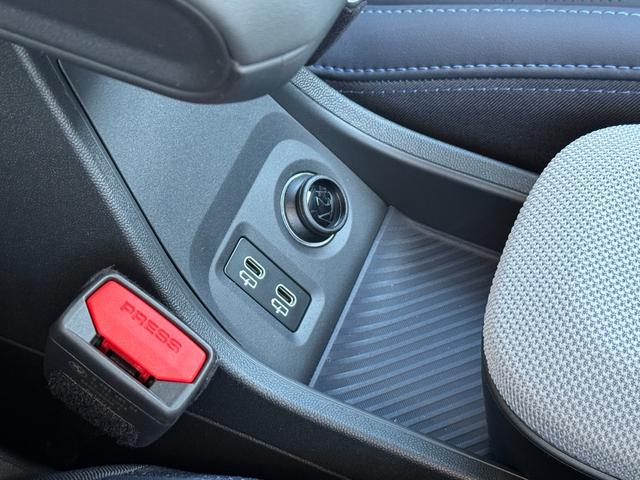 ＭＩＮＩ クーパーＣ　フェイバリット・トリム　ベスキン紺シート　シートヒーター　ステアリングヒーター　１７ＡＷ　ヘッドアップＤ　ＡＣＣ　Ｄアシスト　タッチパネルナビ　アップルカープレイ　リヤカメラ　ワイヤレスチャージ　Ｂｌｕｅｔｏｏｔｈ　ＥＴＣ（75枚目）