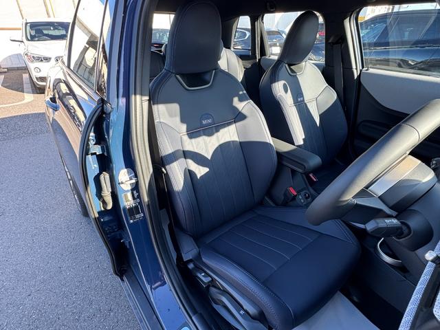 ＭＩＮＩ クーパーＣ　フェイバリット・トリム　ベスキン紺シート　シートヒーター　ステアリングヒーター　１７ＡＷ　ヘッドアップＤ　ＡＣＣ　Ｄアシスト　タッチパネルナビ　アップルカープレイ　リヤカメラ　ワイヤレスチャージ　Ｂｌｕｅｔｏｏｔｈ　ＥＴＣ（76枚目）