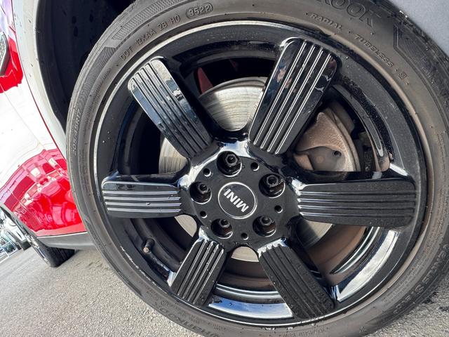 ＭＩＮＩ クーパーＳプレミアムプラスパッケージクラシックトリム　ヘッドアップＤ　クルコン　Ｄアシスト　アップルカープレイ　リヤカメラ　１７インチＡＷ　黒半革シート　シートヒーター　ワイヤレスチャージ　Ｂｌｕｅｔｏｏｔｈ　ＥＴＣ２．０　１オーナー　禁煙車（10枚目）