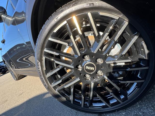 ＭＩＮＩ クーパーＳ　フェイバリット・トリム　弊社レンタ登録デモカー　Ｍパッケージ　ベスキンベージュシート　シートヒーター　ステアリングヒーター　タッチパネルナビ　全周囲カメラ　ハーマンカードン　ヘッドアップＤ　ＡＣＣ　Ｄアシスト　１８ＡＷ　禁煙（10枚目）