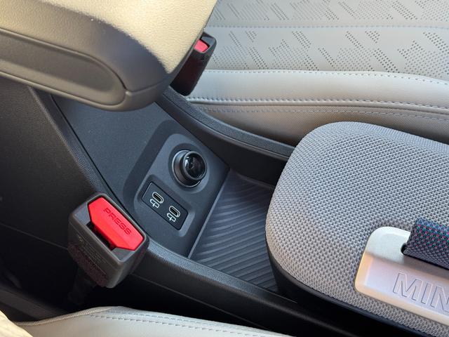 ＭＩＮＩ クーパーＳ　フェイバリット・トリム　弊社レンタ登録デモカー　Ｍパッケージ　ベスキンベージュシート　シートヒーター　ステアリングヒーター　タッチパネルナビ　全周囲カメラ　ハーマンカードン　ヘッドアップＤ　ＡＣＣ　Ｄアシスト　１８ＡＷ　禁煙（35枚目）