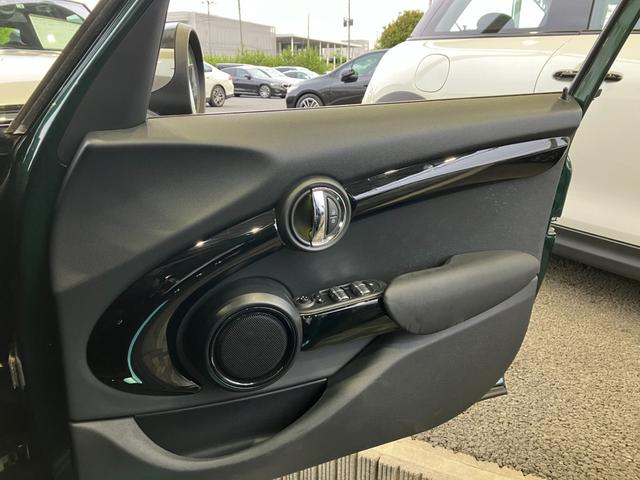 ＭＩＮＩ クーパーＳ　ワンオーナー　禁煙車　ペッパーパッケージ　ドライビングアシスト　アクティブクルーズコントロール　ＨＤＤタッチパネルナビ　リアビューカメラ　コンフォートアクセス　アンビエントライト　パーキングアシスト（46枚目）