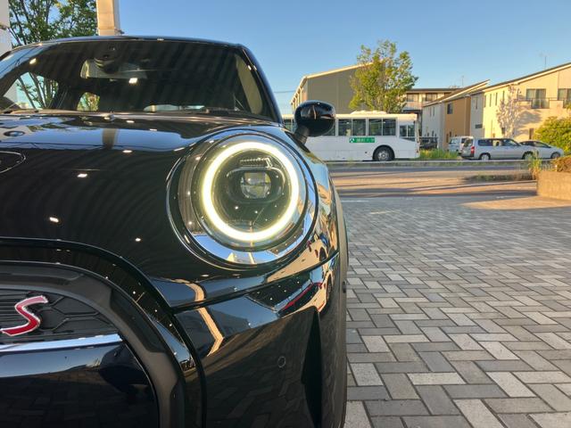 ＭＩＮＩ クーパーＳＤ　ミニ・ユアーズ・トリム　ワンオーナー　禁煙車　ユアーズパッケージ　ドライビングアシスト　アクティブクルーズコントロール　ＨＤＤタッチパネルナビ　リアビューカメラ　コンフォートアクセス　アンビエントライト　ワイヤレスチャージ（8枚目）