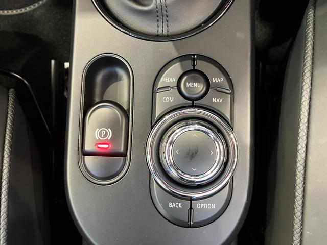 ＭＩＮＩ クーパーＳＤ　ミニ・ユアーズ・トリム　ワンオーナー　禁煙車　ユアーズパッケージ　ドライビングアシスト　アクティブクルーズコントロール　ＨＤＤタッチパネルナビ　リアビューカメラ　コンフォートアクセス　アンビエントライト　ワイヤレスチャージ（41枚目）
