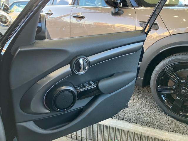 ＭＩＮＩ クーパーＳＤ　ミニ・ユアーズ・トリム　ワンオーナー　禁煙車　ユアーズパッケージ　ドライビングアシスト　アクティブクルーズコントロール　ＨＤＤタッチパネルナビ　リアビューカメラ　コンフォートアクセス　アンビエントライト　ワイヤレスチャージ（47枚目）