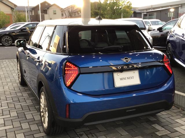 ＭＩＮＩ クーパーＣ　フェイバリット・トリム　弊社レンタカーアップ　フェイバードトリム　Ｍパッケージ　アクティブクルーズコントロール　ヘッドアップディスプレイ　Ｒカメラ　コンフォートアクセス　アンビエントライト　ハーマンカードンスピーカー　ＥＴＣ（3枚目）