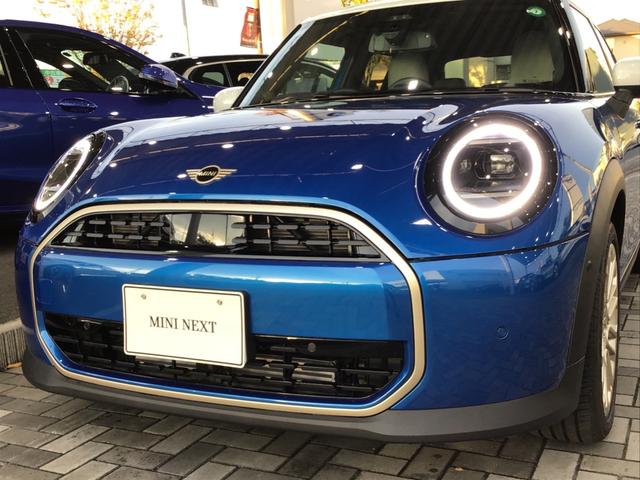 ＭＩＮＩ クーパーＣ　フェイバリット・トリム　弊社レンタカーアップ　フェイバードトリム　Ｍパッケージ　アクティブクルーズコントロール　ヘッドアップディスプレイ　Ｒカメラ　コンフォートアクセス　アンビエントライト　ハーマンカードンスピーカー　ＥＴＣ（7枚目）