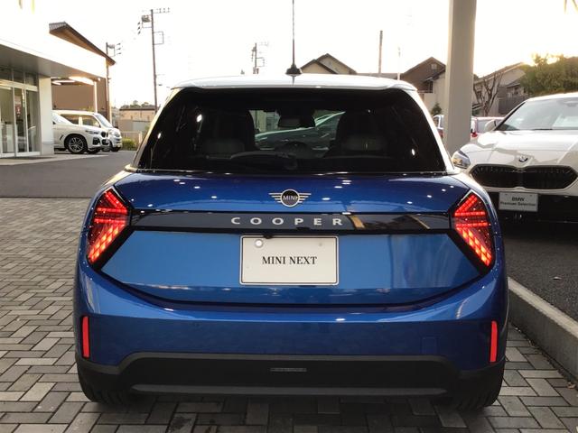 ＭＩＮＩ クーパーＣ　フェイバリット・トリム　弊社レンタカーアップ　フェイバードトリム　Ｍパッケージ　アクティブクルーズコントロール　ヘッドアップディスプレイ　Ｒカメラ　コンフォートアクセス　アンビエントライト　ハーマンカードンスピーカー　ＥＴＣ（12枚目）