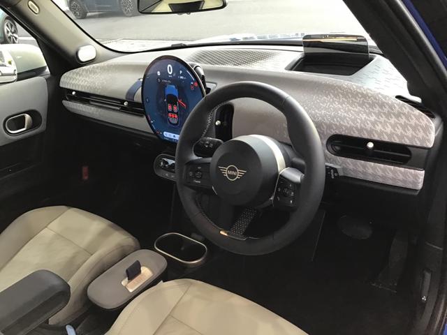 ＭＩＮＩ クーパーＣ　フェイバリット・トリム　弊社レンタカーアップ　フェイバードトリム　Ｍパッケージ　アクティブクルーズコントロール　ヘッドアップディスプレイ　Ｒカメラ　コンフォートアクセス　アンビエントライト　ハーマンカードンスピーカー　ＥＴＣ（16枚目）