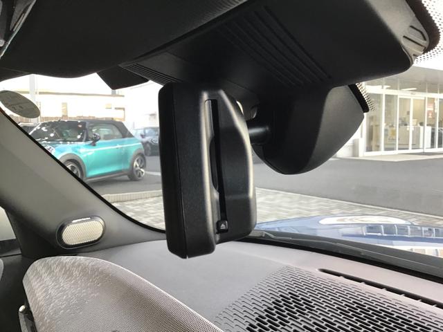 ＭＩＮＩ クーパーＣ　フェイバリット・トリム　弊社レンタカーアップ　フェイバードトリム　Ｍパッケージ　アクティブクルーズコントロール　ヘッドアップディスプレイ　Ｒカメラ　コンフォートアクセス　アンビエントライト　ハーマンカードンスピーカー　ＥＴＣ（33枚目）