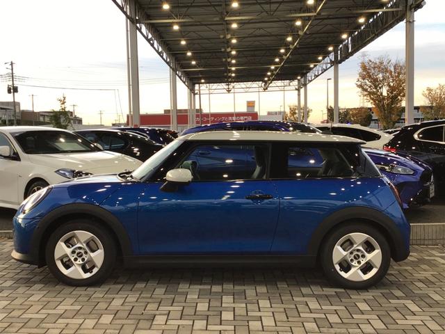 MINI クーパーC クラシック・トリム 弊社レンタカーアップ クラシックトリム アクティブクルーズコントロール ヘッドアップディスプレイ コンフォートアクセス アンビエントライト ワイヤレス充電 純正HDDナビゲーション アップルカープレイ(2枚目)