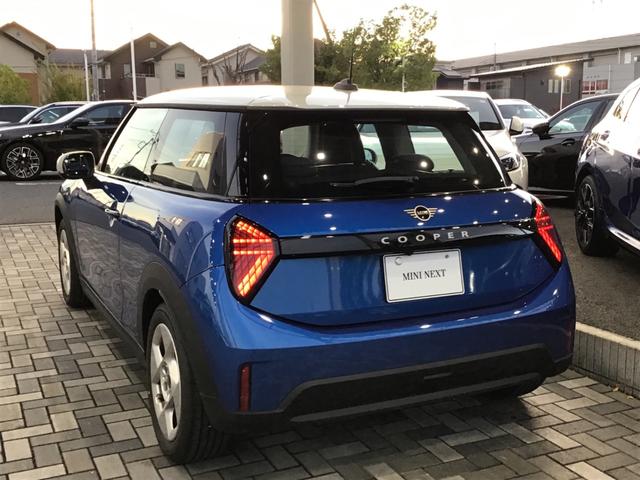 MINI クーパーC クラシック・トリム 弊社レンタカーアップ クラシックトリム アクティブクルーズコントロール ヘッドアップディスプレイ コンフォートアクセス アンビエントライト ワイヤレス充電 純正HDDナビゲーション アップルカープレイ(3枚目)