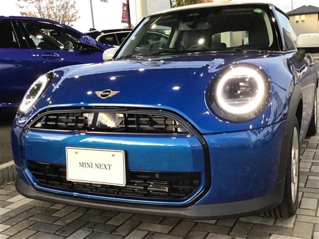 MINI クーパーC クラシック・トリム 弊社レンタカーアップ クラシックトリム アクティブクルーズコントロール ヘッドアップディスプレイ コンフォートアクセス アンビエントライト ワイヤレス充電 純正HDDナビゲーション アップルカープレイ(5枚目)