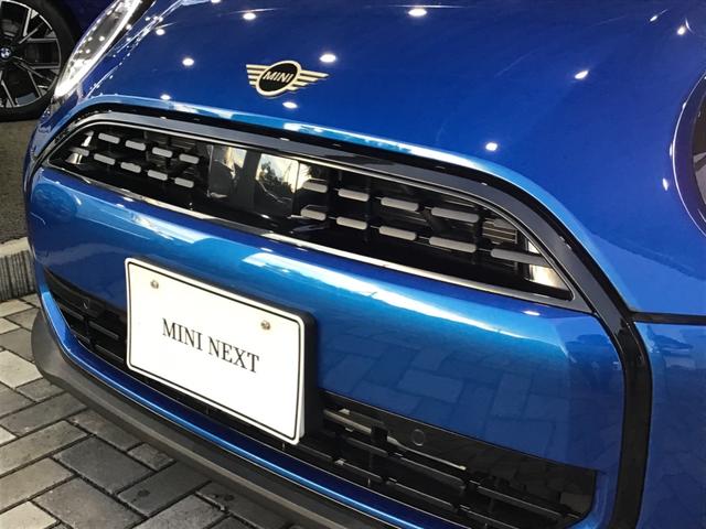 MINI クーパーC クラシック・トリム 弊社レンタカーアップ クラシックトリム アクティブクルーズコントロール ヘッドアップディスプレイ コンフォートアクセス アンビエントライト ワイヤレス充電 純正HDDナビゲーション アップルカープレイ(8枚目)