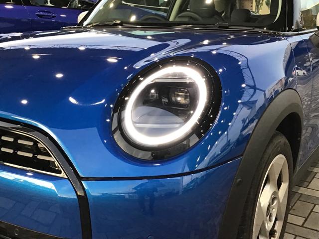 MINI クーパーC クラシック・トリム 弊社レンタカーアップ クラシックトリム アクティブクルーズコントロール ヘッドアップディスプレイ コンフォートアクセス アンビエントライト ワイヤレス充電 純正HDDナビゲーション アップルカープレイ(9枚目)