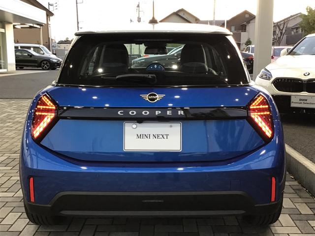 MINI クーパーC クラシック・トリム 弊社レンタカーアップ クラシックトリム アクティブクルーズコントロール ヘッドアップディスプレイ コンフォートアクセス アンビエントライト ワイヤレス充電 純正HDDナビゲーション アップルカープレイ(11枚目)