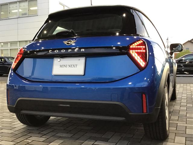 MINI クーパーC クラシック・トリム 弊社レンタカーアップ クラシックトリム アクティブクルーズコントロール ヘッドアップディスプレイ コンフォートアクセス アンビエントライト ワイヤレス充電 純正HDDナビゲーション アップルカープレイ(13枚目)