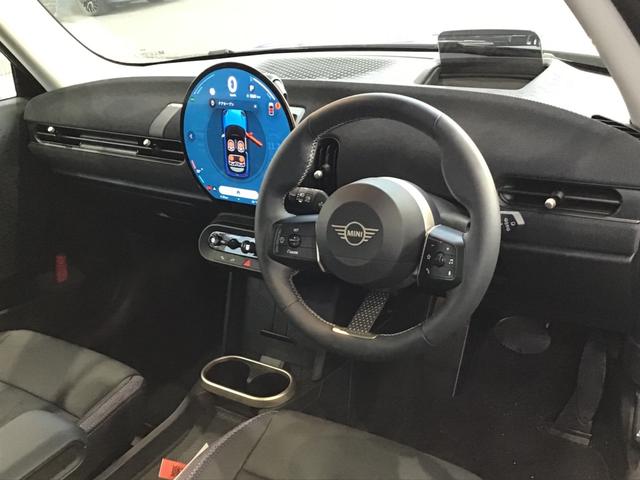 MINI クーパーC クラシック・トリム 弊社レンタカーアップ クラシックトリム アクティブクルーズコントロール ヘッドアップディスプレイ コンフォートアクセス アンビエントライト ワイヤレス充電 純正HDDナビゲーション アップルカープレイ(15枚目)