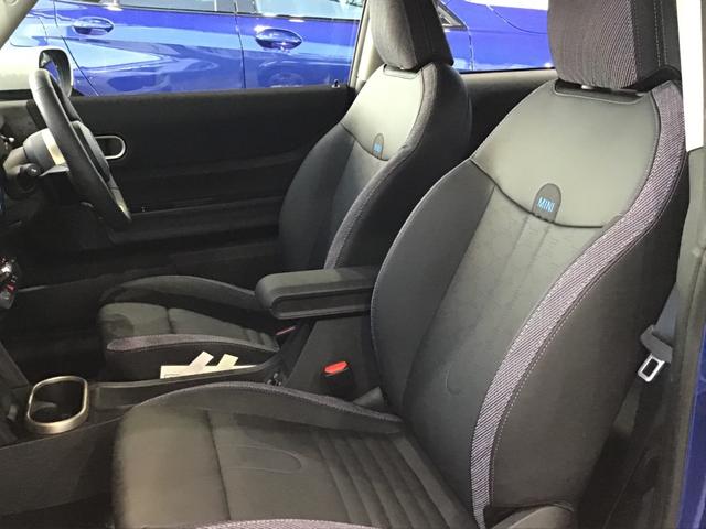 MINI クーパーC クラシック・トリム 弊社レンタカーアップ クラシックトリム アクティブクルーズコントロール ヘッドアップディスプレイ コンフォートアクセス アンビエントライト ワイヤレス充電 純正HDDナビゲーション アップルカープレイ(17枚目)