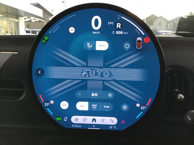 MINI クーパーC クラシック・トリム 弊社レンタカーアップ クラシックトリム アクティブクルーズコントロール ヘッドアップディスプレイ コンフォートアクセス アンビエントライト ワイヤレス充電 純正HDDナビゲーション アップルカープレイ(24枚目)