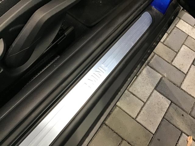 MINI クーパーC クラシック・トリム 弊社レンタカーアップ クラシックトリム アクティブクルーズコントロール ヘッドアップディスプレイ コンフォートアクセス アンビエントライト ワイヤレス充電 純正HDDナビゲーション アップルカープレイ(31枚目)