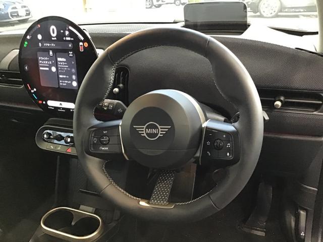 MINI クーパーC クラシック・トリム 弊社レンタカーアップ クラシックトリム アクティブクルーズコントロール ヘッドアップディスプレイ コンフォートアクセス アンビエントライト ワイヤレス充電 純正HDDナビゲーション アップルカープレイ(33枚目)