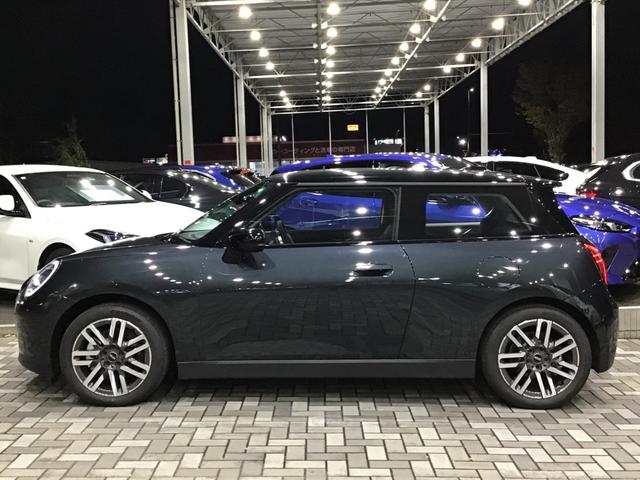 ＭＩＮＩ クーパーＥ　クラシック・トリム　レンタアップ　クラシックトリム　アクティブクルーズコントロール　ヘッドアップディスプレイ　リアカメラ　コンフォートアクセス　純正ＨＤＤナビゲーション　ワイヤレス充電　アップルカープレイ　ＬＥＤライト（2枚目）