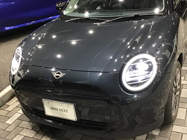 ＭＩＮＩ クーパーＥ　クラシック・トリム　レンタアップ　クラシックトリム　アクティブクルーズコントロール　ヘッドアップディスプレイ　リアカメラ　コンフォートアクセス　純正ＨＤＤナビゲーション　ワイヤレス充電　アップルカープレイ　ＬＥＤライト（6枚目）