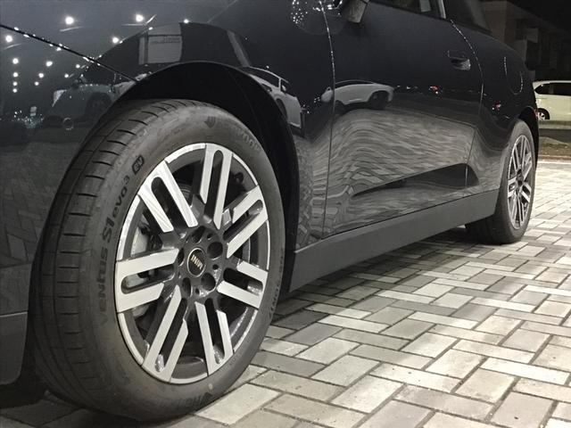 ＭＩＮＩ クーパーＥ　クラシック・トリム　レンタアップ　クラシックトリム　アクティブクルーズコントロール　ヘッドアップディスプレイ　リアカメラ　コンフォートアクセス　純正ＨＤＤナビゲーション　ワイヤレス充電　アップルカープレイ　ＬＥＤライト（8枚目）