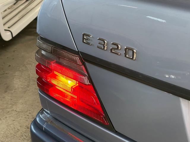 Ｅクラス Ｅ３２０　カブリオレ　正規ディーラー車　左ハンドル　フロア５ＡＴ　ディーラー整備記録簿　禁煙車　パワーステアリング　ＥＴＣ　エアコン　本革シート　電動シート　シートヒーター（21枚目）