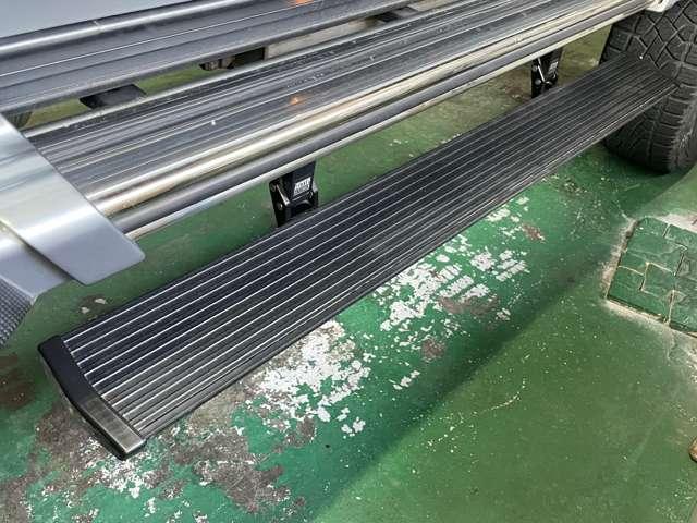 Gクラス G550 4×4 スクエアード 正規D車 4WD 受注生産モデル OP外装色 デジーノマグノプラチナムマット カーボン製オーバーフェンダー ツインサスペンション ドア開閉連動電動サイドステップ 360度カメラ(22枚目)