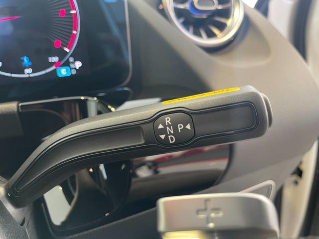 GLAクラス GLA200d 4マチック AMGラインパッケージ 黒革メモリー付パワーシート/シートヒーター/ナビTV/Bluetooth/USB/360°カメラ/ETC/オートトランク/ワイヤレス充電/LEDライト/ACC/ブラスポ/ルーフレール/保証継承(11枚目)