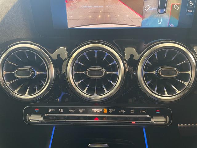 GLAクラス GLA200d 4マチック AMGラインパッケージ 黒革メモリー付パワーシート/シートヒーター/ナビTV/Bluetooth/USB/360°カメラ/ETC/オートトランク/ワイヤレス充電/LEDライト/ACC/ブラスポ/ルーフレール/保証継承(42枚目)